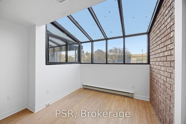 Photo - 3314 Yonge St