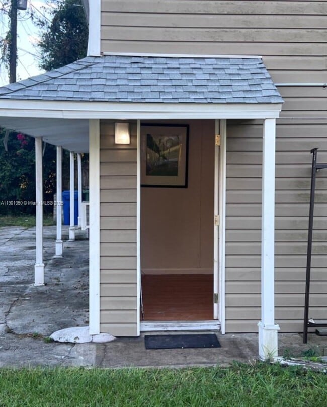 Building Photo - 117 5th St NE