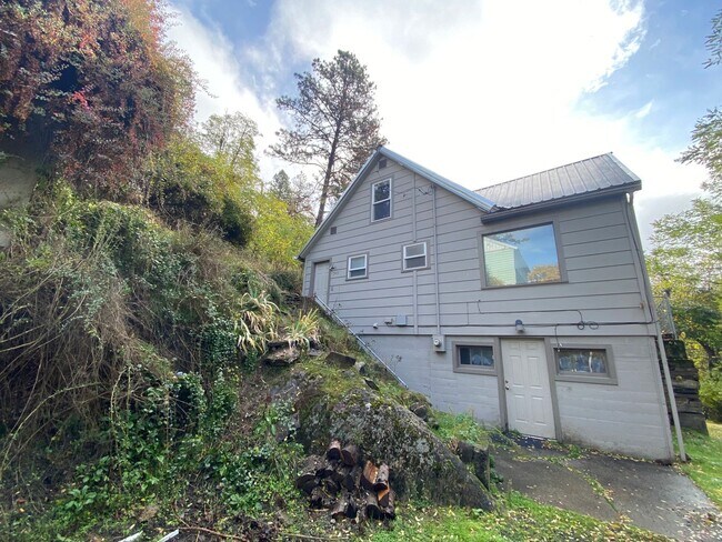 Family home available now! $200 off your ... - Family home available now!  $200 off your ...