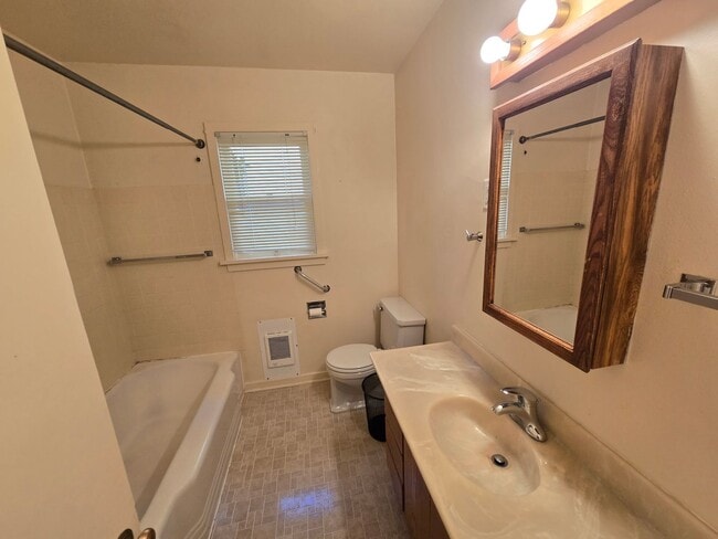 Photo - Cozy 2 bedroom Duplex Near Willamette U. Unidad 1515 Mill St.