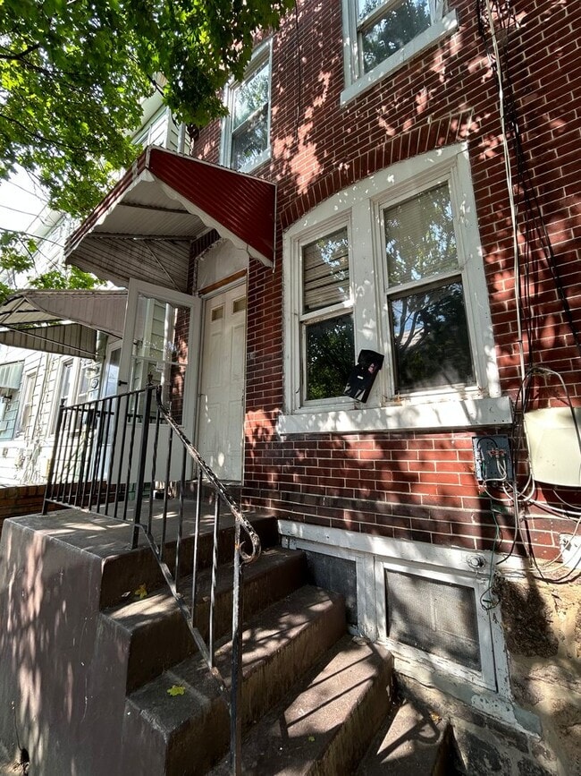 Photo - 2 Bedroom House Close to Transportation!