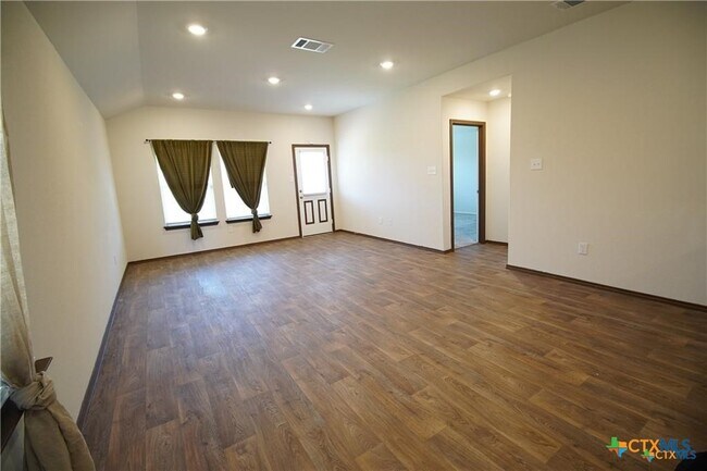 Photo - 2954 Brogan Creek