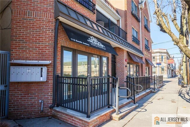 Photo - 112 N Broadway