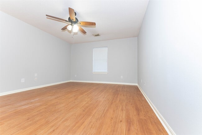 Building Photo - 20106 Lakespire Dr