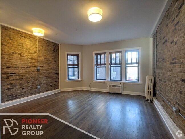 Building Photo - 736 W Addison St Unit W2 Rental