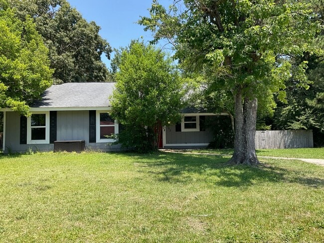Building Photo - Welcome to this perfectly situated 3-bedroom, 2-bathroom home in the heart of Jacksonville.