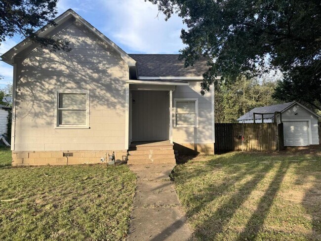 Photo - 109 E 10th St