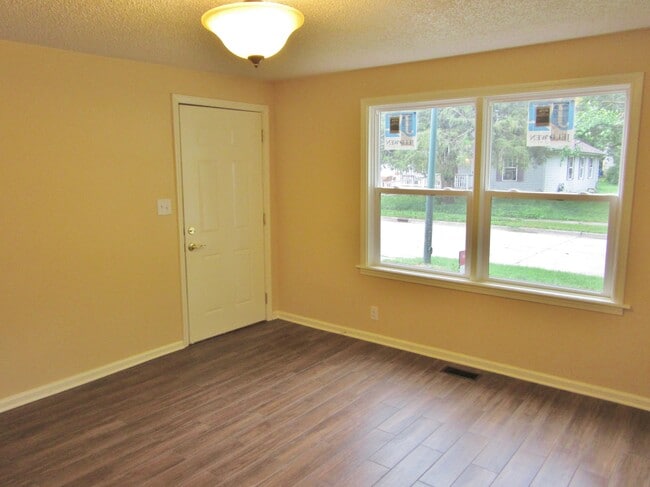 Photo - 406 W Maple St