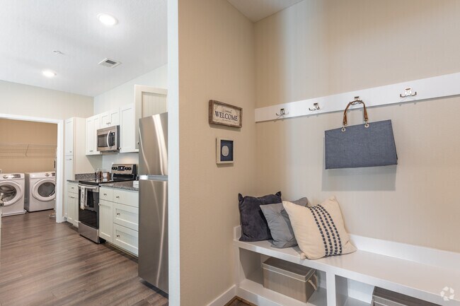 2BR,2BA,-1100SF