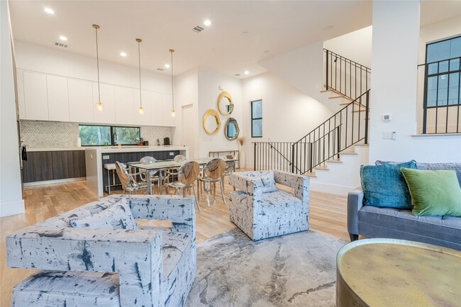 Photo - 709 Memorial Heights Dr