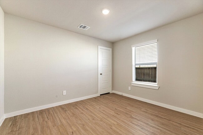 Photo - 672 Roaring Fls Dr