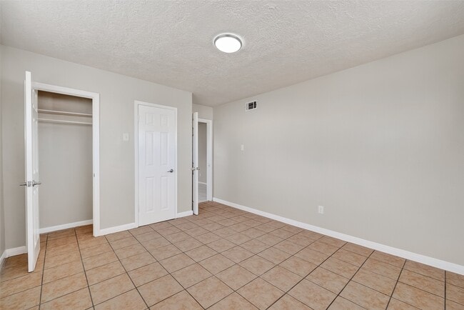 Photo - 302 W Shaw Ave