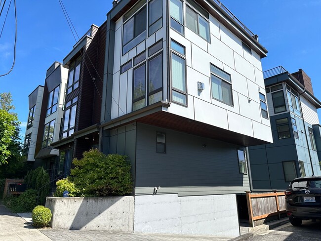Building Photo - Gorgeous Greenlake Townhouse with Parking