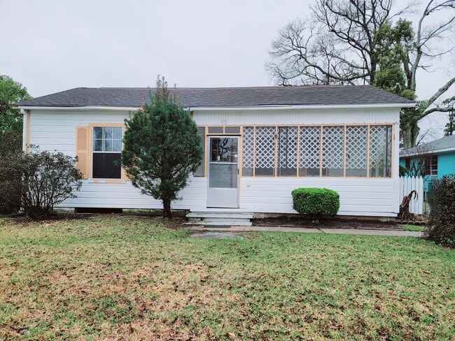 Building Photo - 813 28th St