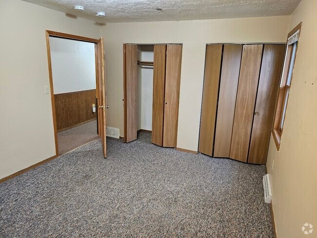 Building Photo - 533 Lakeshore Ct Rental