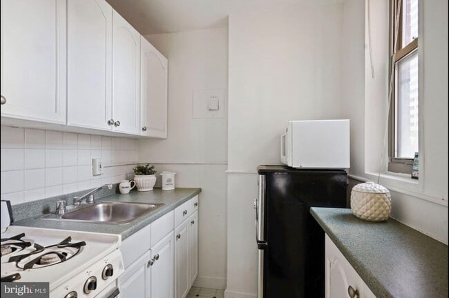Building Photo - 1121 ARLINGTON Unit 426