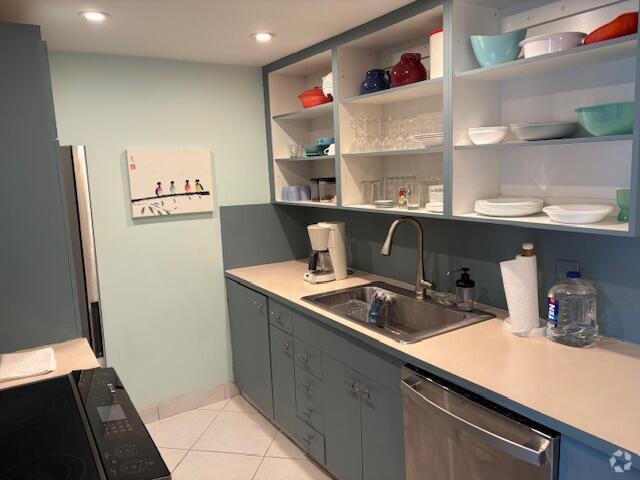 Building Photo - 2070 Cornwall D Unit 2070 Rental
