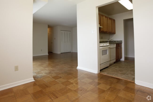 Área de comedor hacia la sala de estar - Summit Square Apartments