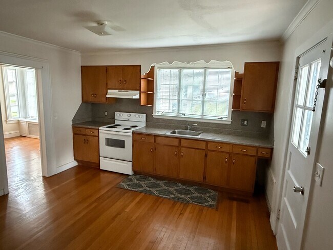 Building Photo - 63 Maple St Unit 1st Floor
