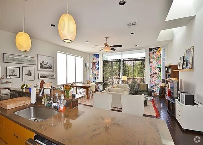 Building Photo - 508 E 53rd St Unit 201 Rental