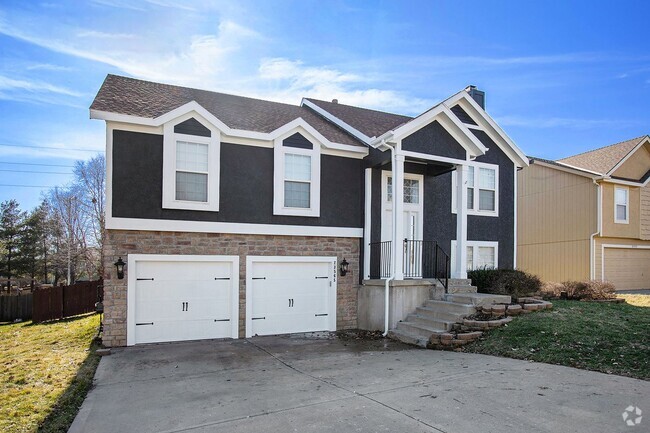 Building Photo - 4 Bedroom Home With Fenced Yard