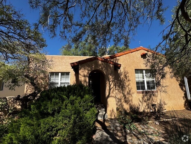 Building Photo - Near UNM Hospital. Rental
