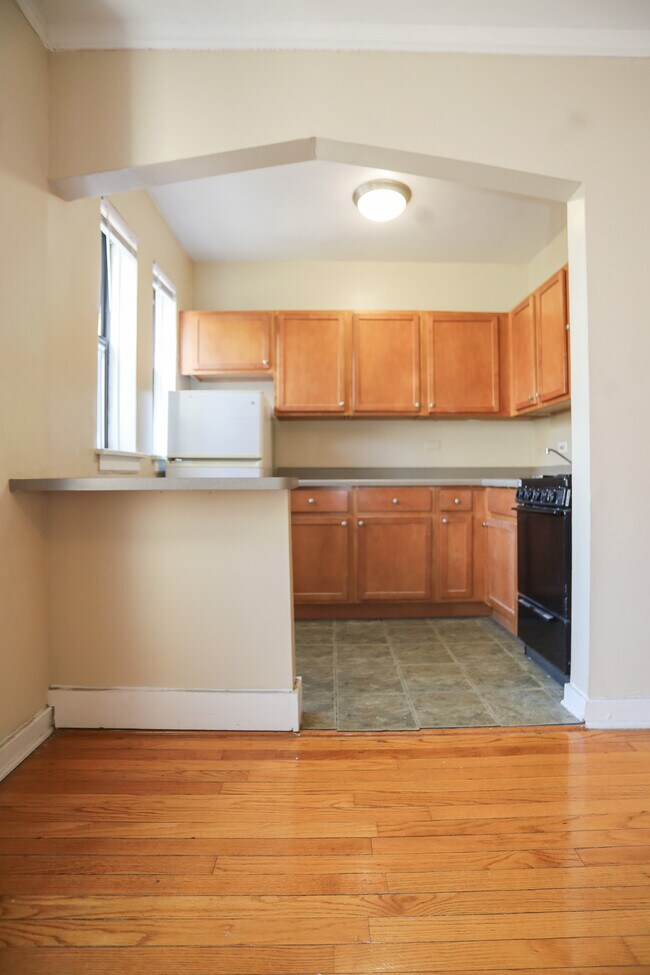 5210 S Woodlawn Ave Unit 302