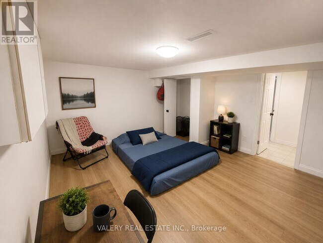 Photo - 374 Edmonton St