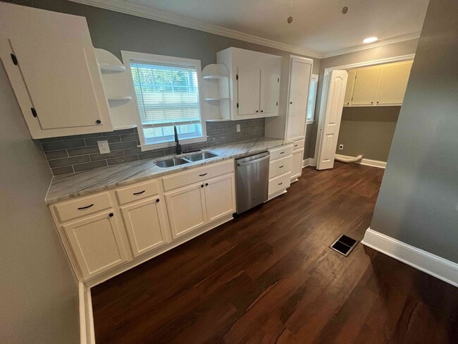 1509 Buena Vista Cir SE
