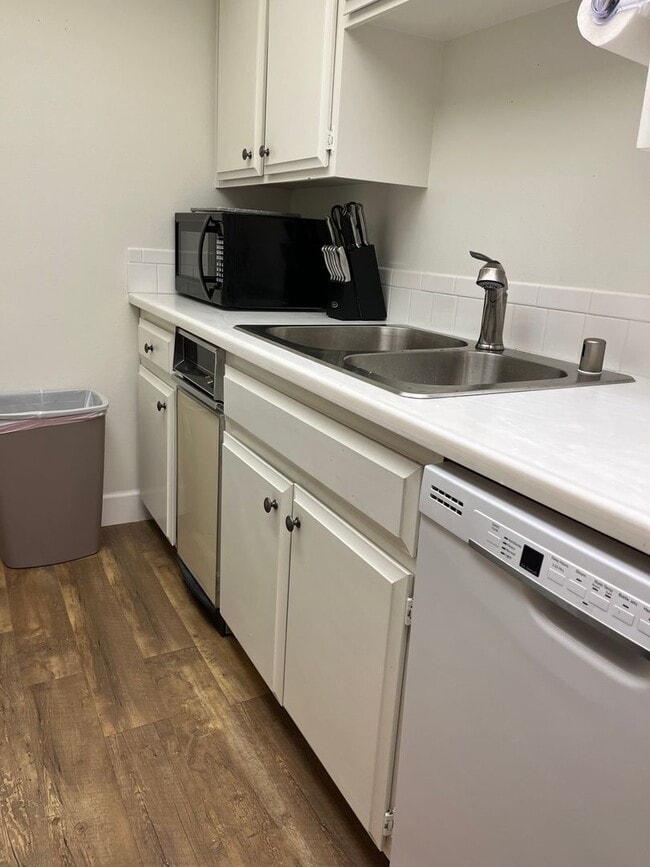 Photo - Spacious 1 bed, 2 bath condo - Available December 1st ($2500/month)