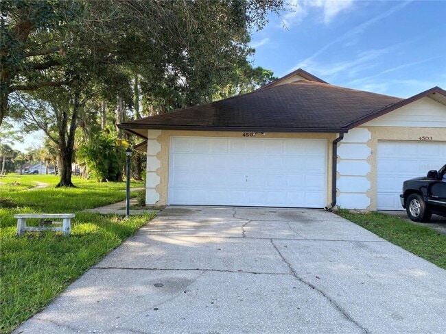 Building Photo - 1/2 Duplex For Rent !