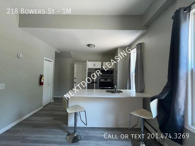 Building Photo - 218 Bowers St Unit 1M