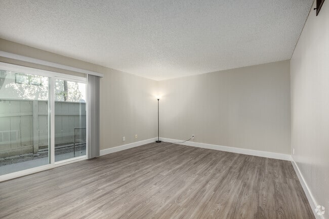 1BR, 1BA - 651SF - Living Room