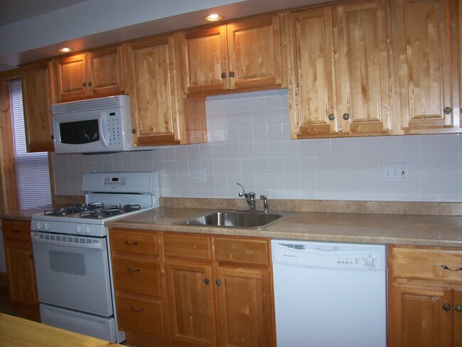 Kitchen - 2635 W Girard Ave
