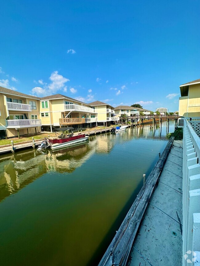 Building Photo - Canal FRONT 1B/1B Condo Located in Sandpip...