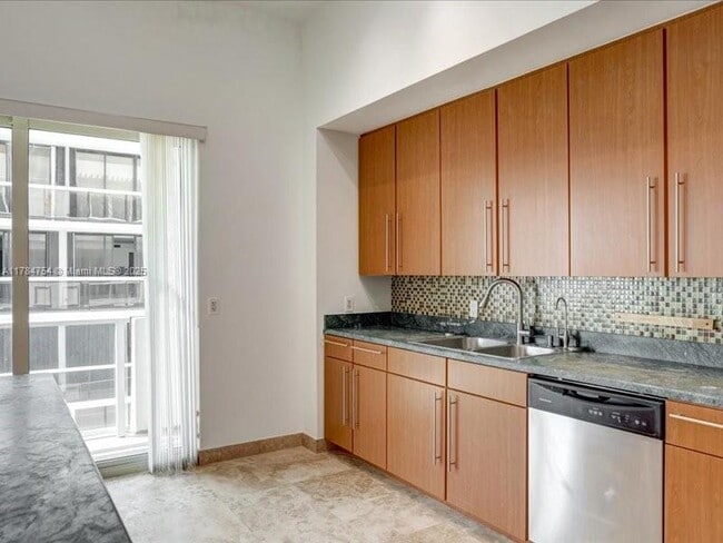 Building Photo - 9499 Collins Ave Unit PH-03