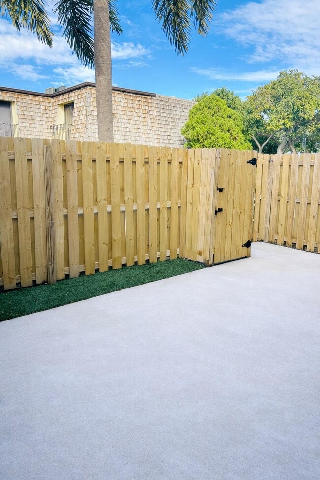 Building Photo - 31 Lake Arbor Dr