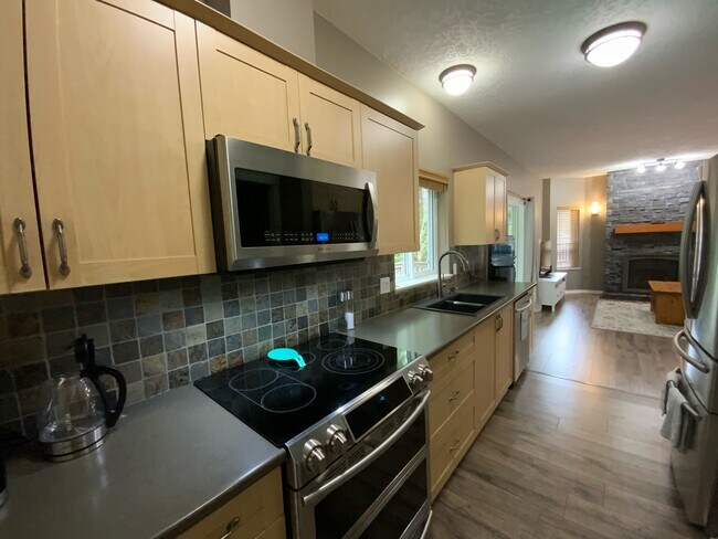 Photo - 936 Starling Pl