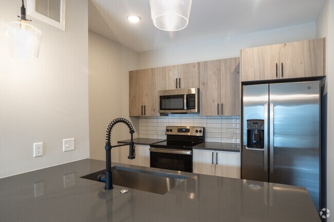 Diamond: 1BR, 1 BA - 753sf