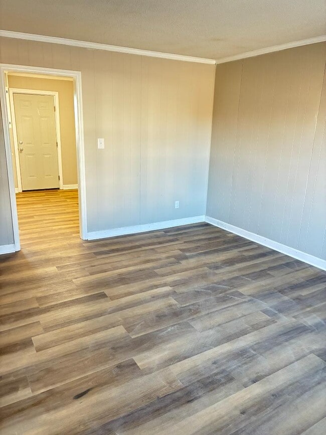 Photo - 1612 Dartmore Dr N