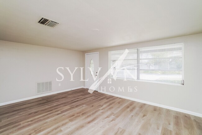 Photo - Lease today! No extra charge for contentme...