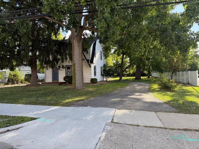 Building Photo - 1630 N Maple Rd Rental