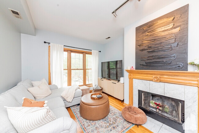Building Photo - 844 N Wood St Unit 2 Rental