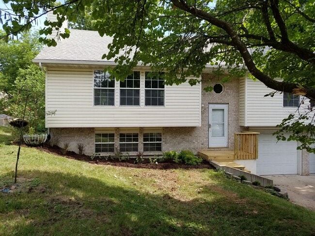 Building Photo - 4 bd, 3 ba house, NW Columbia, quick access to Stadium/I-70, screened porch
