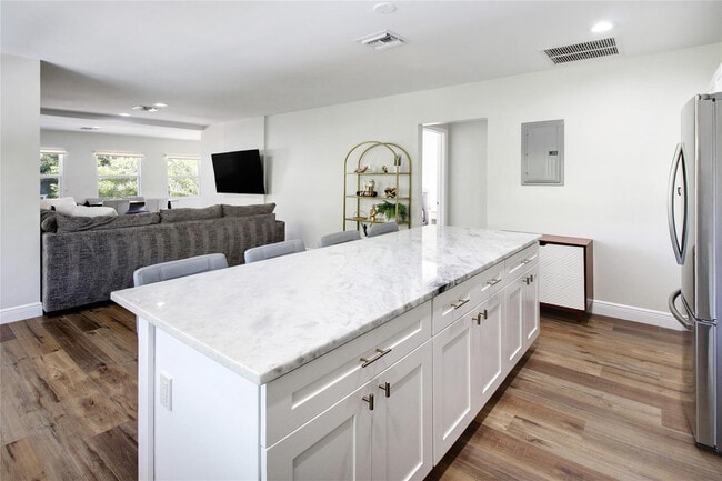 Photo - 211 SE 16th Ave Unit 2