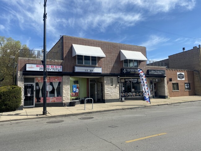 Building Photo - 5240 W Belmont Ave Unit 2