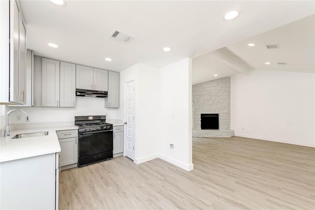 Building Photo - 3410 Lynridge Dr