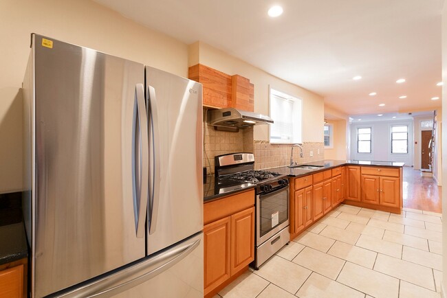 Building Photo - Four Bed Graduate Hospital Home