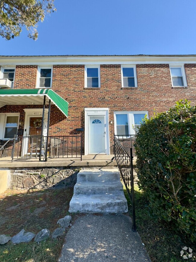 Building Photo - Charming 2-Bedroom Townhome with Modern Am...