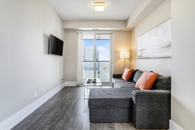 Photo - 228 Wellington St W Unit ID1050764P